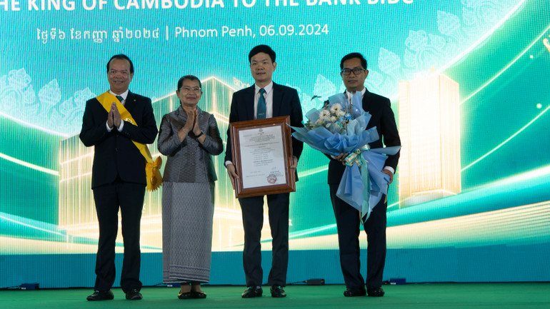 Thành viên Hội đồng Cố vấn tối cao Quốc vương Campuchia, Chủ tịch Hội hữu nghị Campuchia-Việt Nam Samdech Men Sam An trao Huân chương cao quý của Quốc vương Norodom Sihamoni tặng cán bộ Ngân hàng Việt Nam (Ảnh: Nguyễn Hiệp)