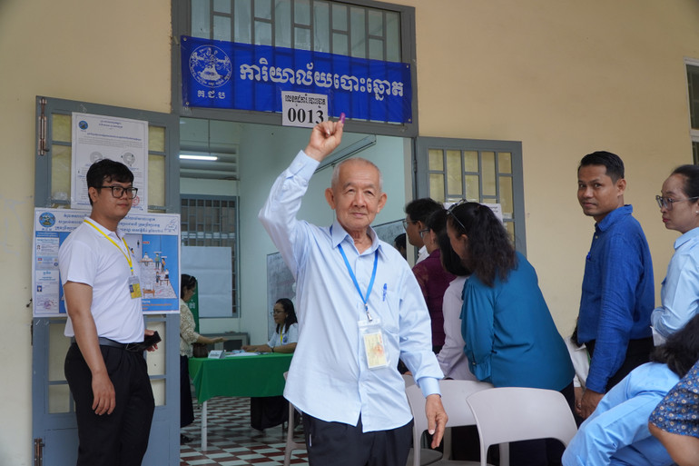 Một cử tri vừa hoàn thành việc bỏ phiếu. ẢNH: NGUYỄN HIỆP