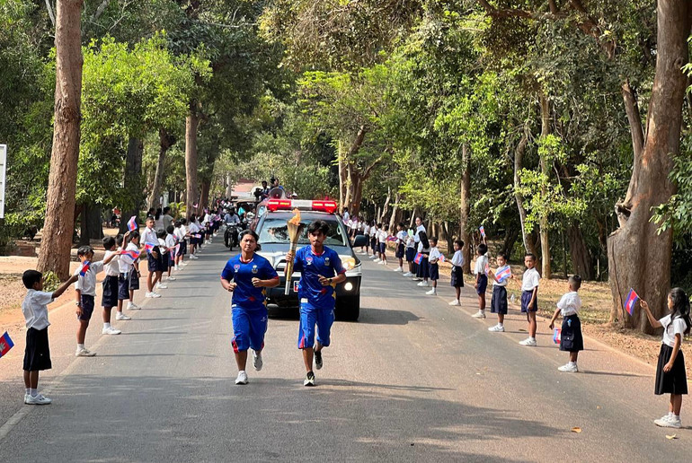 Các vận động viên tiêu biểu của Campuchia rước đuốc vòng quanh khu vực đến Angkor Wat. (Ảnh: Fresh News) Các vận động viên tiêu biểu của Campuchia rước đuốc vòng quanh khu vực đến Angkor Wat. (Ảnh: Fresh News)