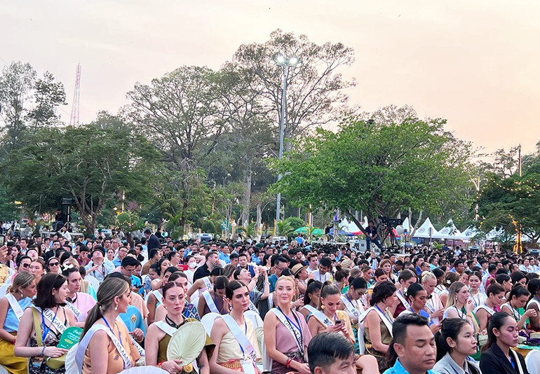 Hàng nghìn du khách trong nước và quốc tế dự lễ khai mạc. (Ảnh: NGUYỄN HIỆP)