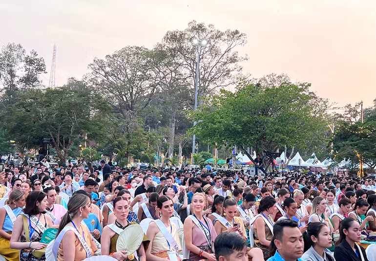 Hàng nghìn du khách trong nước và quốc tế dự lễ khai mạc. (Ảnh: NGUYỄN HIỆP)