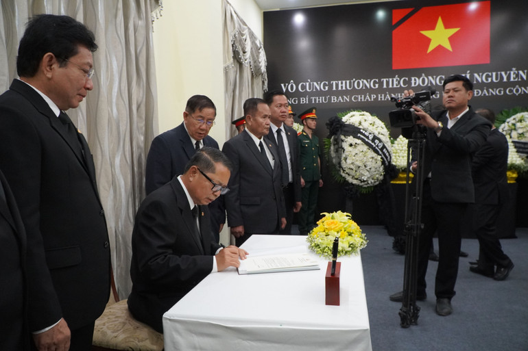 Đại diện đoàn Hoàng cung ghi sổ tang viếng Tổng Bí thư Nguyễn Phú Trọng (Ảnh: NGUYỄN HIỆP) Đại diện đoàn Hoàng cung ghi sổ tang viếng Tổng Bí thư Nguyễn Phú Trọng (Ảnh: NGUYỄN HIỆP)