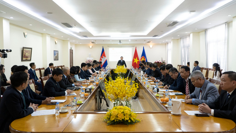 Phó Thủ tướng, Bộ trưởng Tài chính Hồ Đức Phớc gặp gỡ các doanh nghiệp Việt Nam tại Campuchia. (Ảnh NGUYỄN HIỆP)