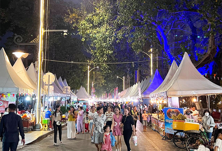 Hội chợ tổ chức trong khuôn khổ Lễ hội Sông Campuchia lần thứ 8. (Ảnh: NGUYỄN HIỆP)