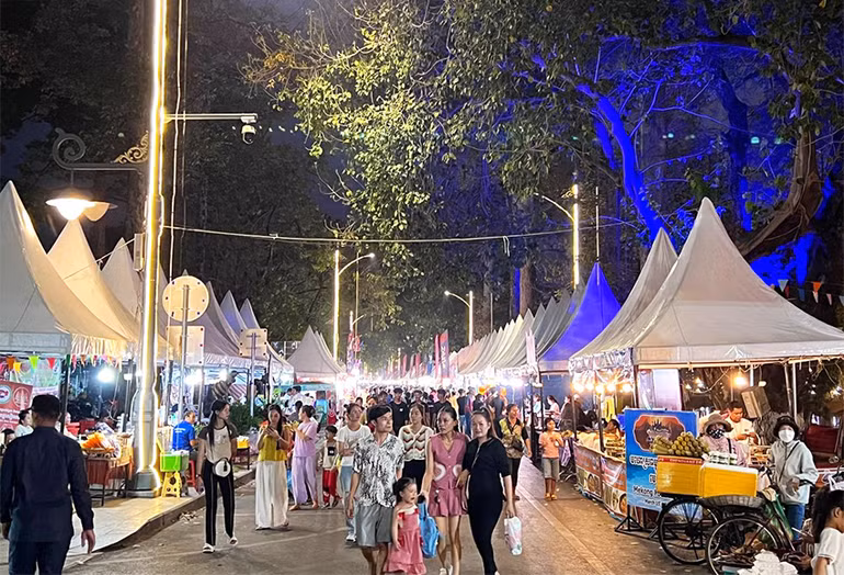 Hội chợ tổ chức trong khuôn khổ Lễ hội Sông Campuchia lần thứ 8. (Ảnh: NGUYỄN HIỆP)