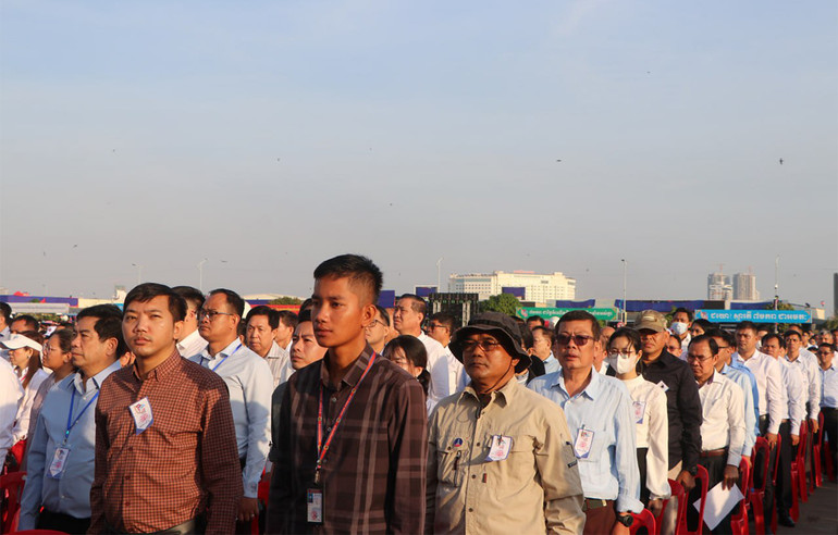 Hơn 2 vạn đảng viên CPP và quần chúng tham dự mit-tinh kỷ niệm Chiến thắng 7/1. Ảnh: Nguyễn Hiệp Hơn 2 vạn đảng viên CPP và quần chúng tham dự mit-tinh kỷ niệm Chiến thắng 7/1. Ảnh: Nguyễn Hiệp