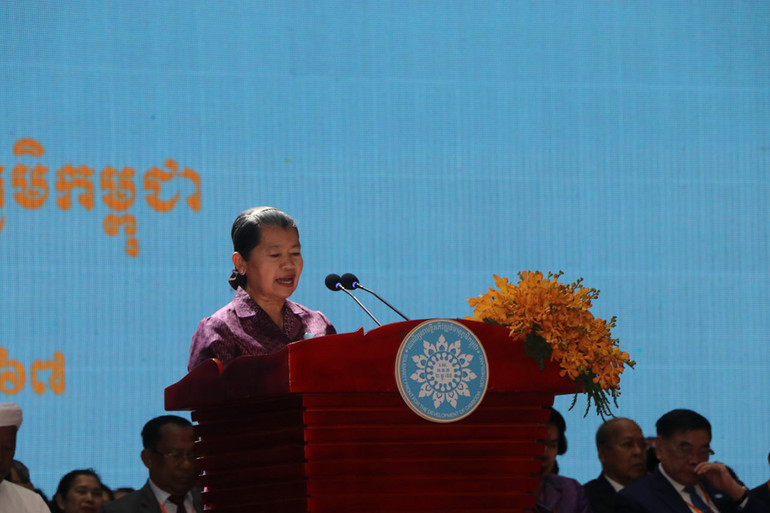 Chủ tịch Hội đồng Dân tộc Mặt trận Đoàn kết phát triển Tổ quốc Campuchia Men Sam An đọc diễn văn tại sự kiện. (Ảnh: Nguyễn Hiệp)