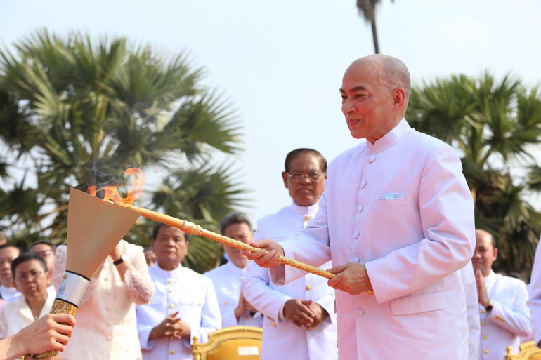 Quốc vương Campuchia Norodom Sihamoni chủ trì nghi lễ xin lửa thiêng. (Ảnh: Fresh News) Quốc vương Campuchia Norodom Sihamoni chủ trì nghi lễ xin lửa thiêng. (Ảnh: Fresh News)