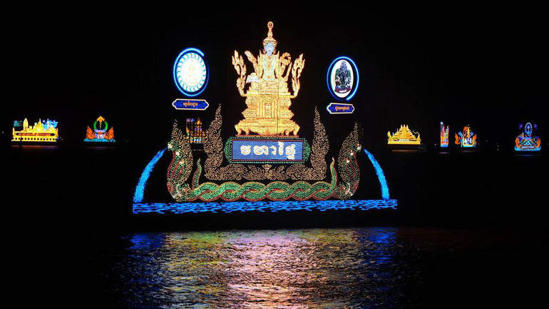 Tham gia lễ hội năm nay có 36 thuyền hoa đăng của Hoàng gia và các bộ, ngành, cơ quan. (Ảnh: HUY VŨ)