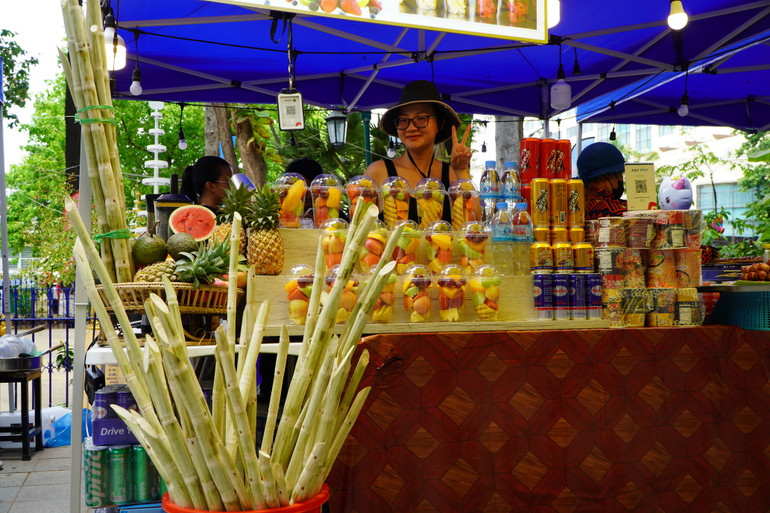 Trong cái nóng của mùa khô kéo dài nhiều tuần qua thì nước mía là thức uống được ưa chuộng (Ảnh: Nguyễn Hiệp)