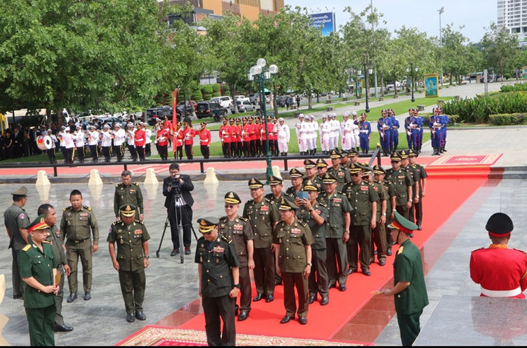 Đoàn Bộ Quốc phòng Campuchia tri ân các anh hùng liệt sĩ đã anh dũng hy sinh trong sự nghiệp đấu tranh vì hòa bình, độc lập dân tộc của cả hai đất nước. (Ảnh: NGUYỄN HIỆP)