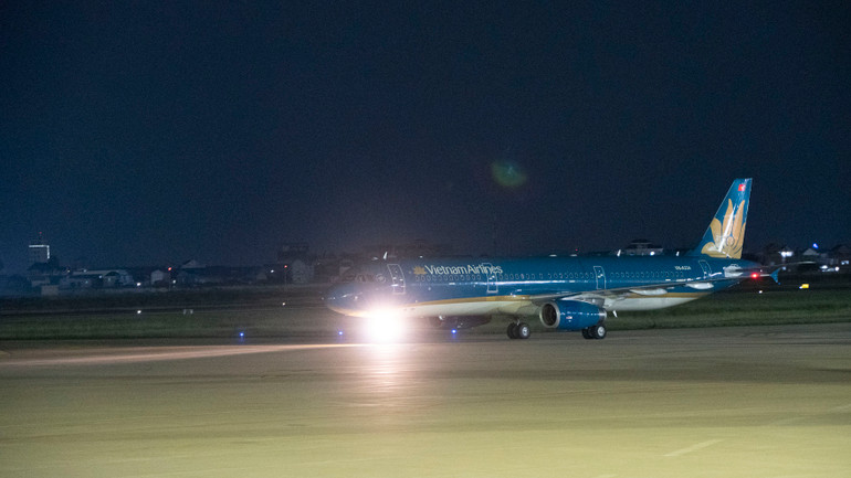 Chuyến bay khai trương mang số hiệu VN923, cất cánh từ sân bay Quốc tế Nội Bài lúc 17 giờ 10 phút ngày 27/10 và hạ cánh tại sân bay Quốc tế Phnom Penh lúc 19 giờ 5 phút cùng ngày. Thời gian bay thẳng chỉ 1 tiếng 55 phút. (Ảnh: Nguyễn Hiệp)