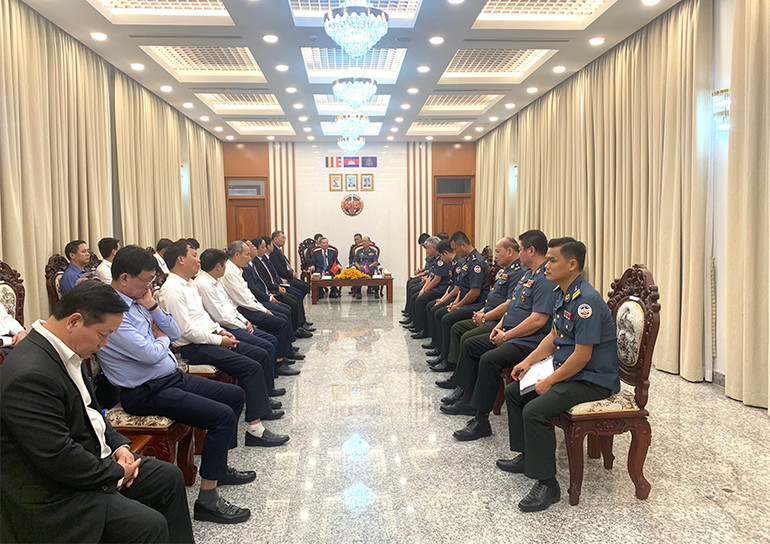 Thống tướng Sao Sokha tiếp Đại tướng Tô Lâm và các thành viên trong đoàn. (Ảnh: Đoàn cung cấp)