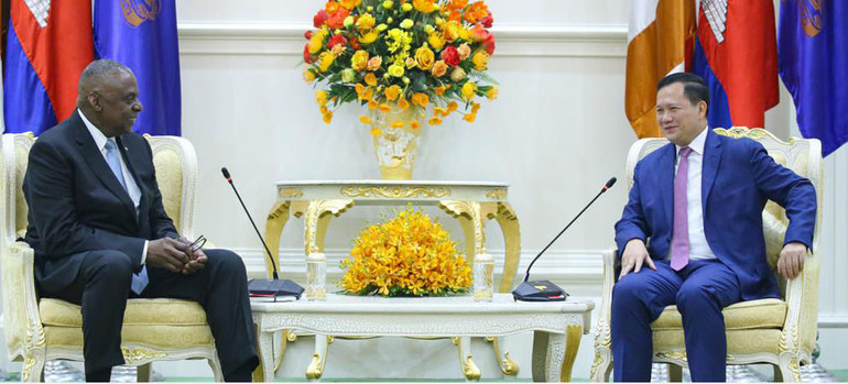 Bộ trưởng Quốc phòng Mỹ Lloyd Austin chào xã giao Thủ tướng Campuchia Samdech Moha Bovor Thipadei Hun Manet. (Ảnh: FRESH NEWS)