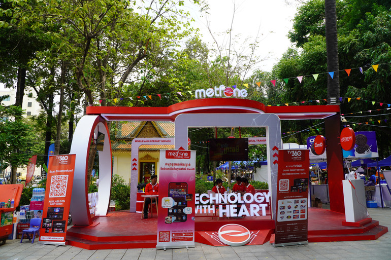 Công ty Viettel Cambodia với thương hiệu Metfone nổi tiếng có mặt tại lễ hội (Ảnh: Nguyễn Hiệp)