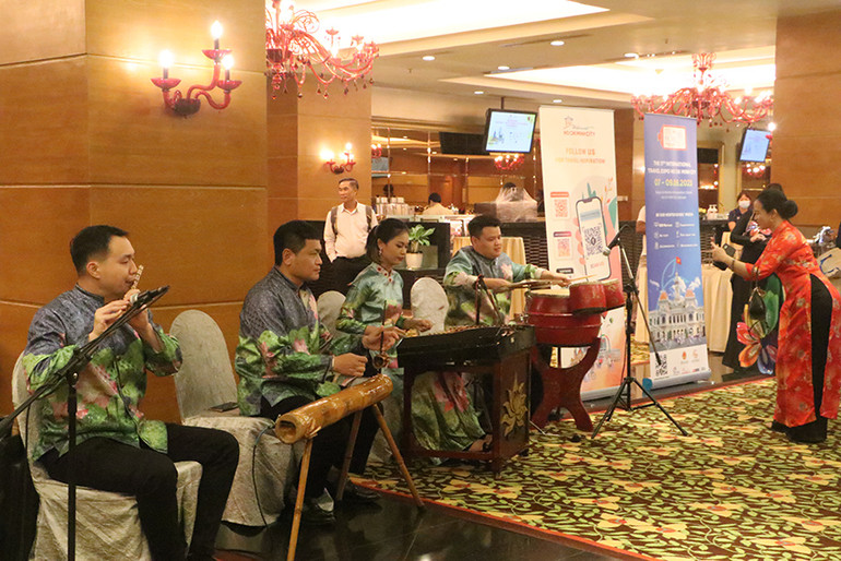 Các nghệ sĩ Việt Nam trình diễn âm nhạc dân tộc. (Ảnh: NGUYỄN HIỆP) Các nghệ sĩ Việt Nam trình diễn âm nhạc dân tộc. (Ảnh: NGUYỄN HIỆP)