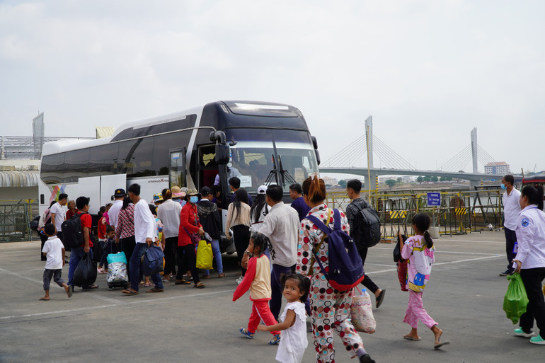 Chính quyền Thủ đô Phnom Penh tổ chức 455 xe buýt miễn phí đưa người dân về quê ăn Tết (Ảnh: Nguyễn Hiệp)