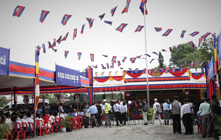 Lễ khởi công dự án đường cao tốc Phnom Penh-Bavet thu hút sự quan tâm của đông đảo các tầng lớp nhân dân. (Ảnh: NGUYỄN HIỆP)