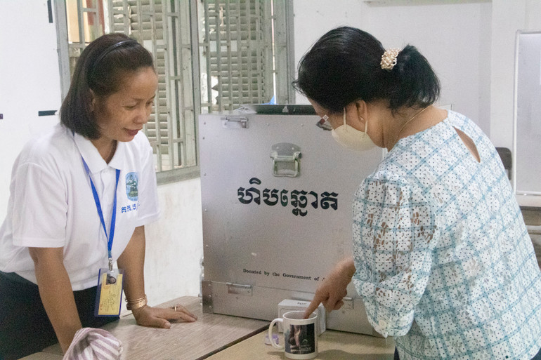 Sau khi bỏ phiếu, cử tri sẽ nhúng ngón tay trỏ vào loại mực đặc biệt lâu phai để đánh dấu tránh bầu lần thứ hai.