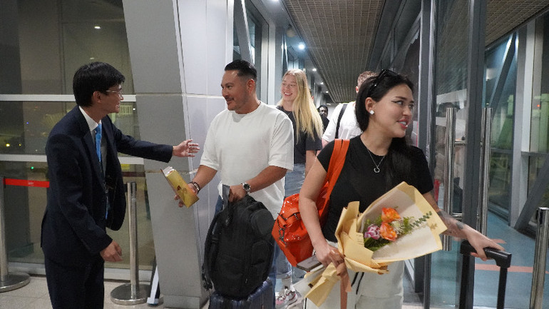 Những hành khách đi trên chuyến bay thẳng đầu tiên chặng Hà Nội-Phnom Penh của Vietnam Airline, mới khai trương cuối tháng 10/2024. (Ảnh: Nguyễn Hiệp) Những hành khách đi trên chuyến bay thẳng đầu tiên chặng Hà Nội-Phnom Penh của Vietnam Airline, mới khai trương cuối tháng 10/2024. (Ảnh: Nguyễn Hiệp)