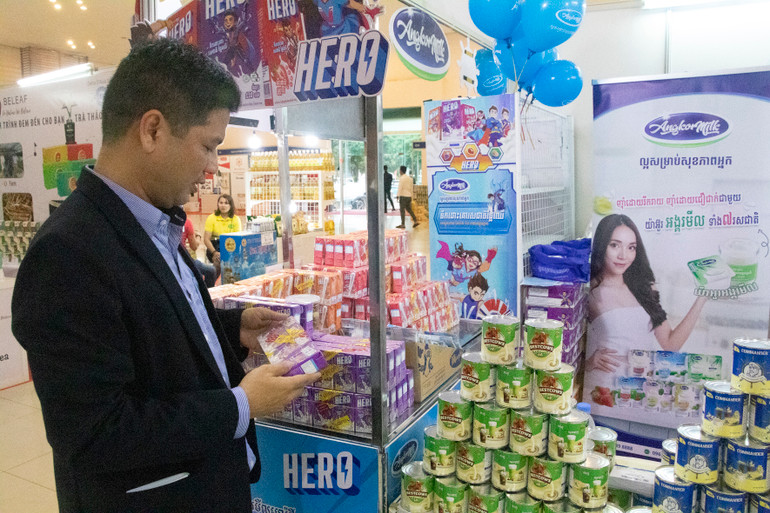 Phó Tổng Giám đốc Angkor Milk Trần Hữu Định kiểm tra lại sản phẩm trưng bày. (Ảnh: Nguyễn Hiệp) Phó Tổng Giám đốc Angkor Milk Trần Hữu Định kiểm tra lại sản phẩm trưng bày. (Ảnh: Nguyễn Hiệp)