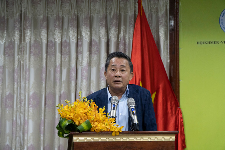 Chủ tịch danh dự Hội Khmer-Việt Nam Oknha Leng Rithy nêu quyết tâm hỗ trợ bà con gốc Việt Nam về giáo dục, đào tạo và việc làm. (ẢNH: NGUYỄN HIỆP) Chủ tịch danh dự Hội Khmer-Việt Nam Oknha Leng Rithy nêu quyết tâm hỗ trợ bà con gốc Việt Nam về giáo dục, đào tạo và việc làm. (ẢNH: NGUYỄN HIỆP)