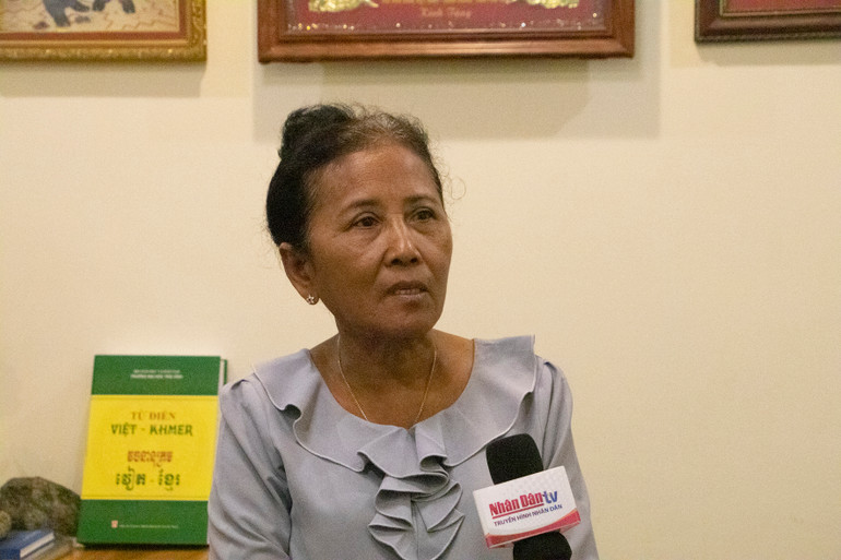 Cô Hiệu trưởng Thạch Thị Lan mong có thêm nhiều sách giáo khoa của Bộ Giáo dục và Đào tạo Việt Nam để dạy học sinh. (Ảnh: Nguyễn Hiệp)