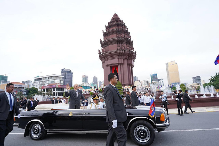 Quốc vương Norodom Sihamoni vẫy chào các đại biểu và đông đảo các tầng lớp nhân dân tham dự lễ kỷ niệm. (Ảnh: Fresh News)