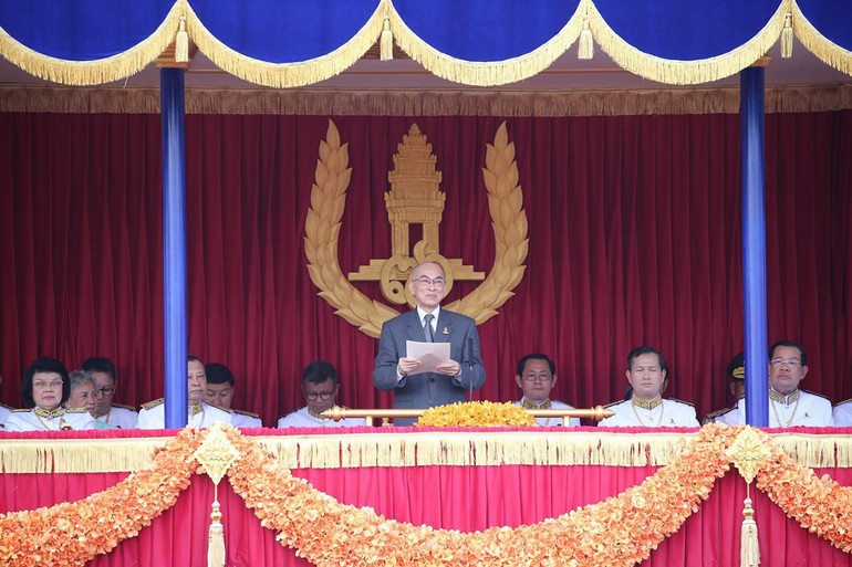 Quốc vương Norodom Sihamoni đọc diễn văn tại mít-tinh. (Ảnh: Fresh News)