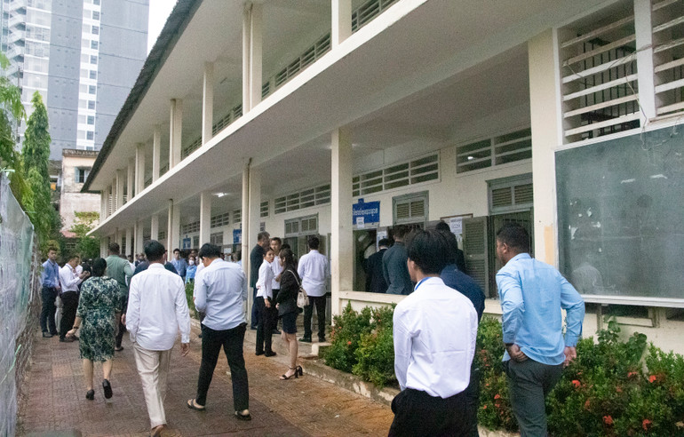 Nhiều cử tri đến trước giờ bỏ phiếu.