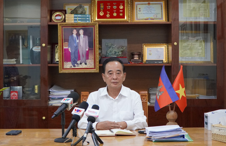 Chủ tịch Hội Khmer-Việt Nam tại Campuchia Sim Chy chia sẻ về tình cảm sâu nặng của bà con kiều bào đối với Tổng Bí thư Nguyễn Phú Trọng. (Ảnh: Nguyễn Hiệp) Chủ tịch Hội Khmer-Việt Nam tại Campuchia Sim Chy chia sẻ về tình cảm sâu nặng của bà con kiều bào đối với Tổng Bí thư Nguyễn Phú Trọng. (Ảnh: Nguyễn Hiệp)