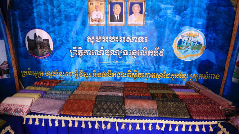 Lụa tơ tằm là sản phẩm nổi bật của các làng nghề ở Takeo (Ảnh: HUY VŨ)