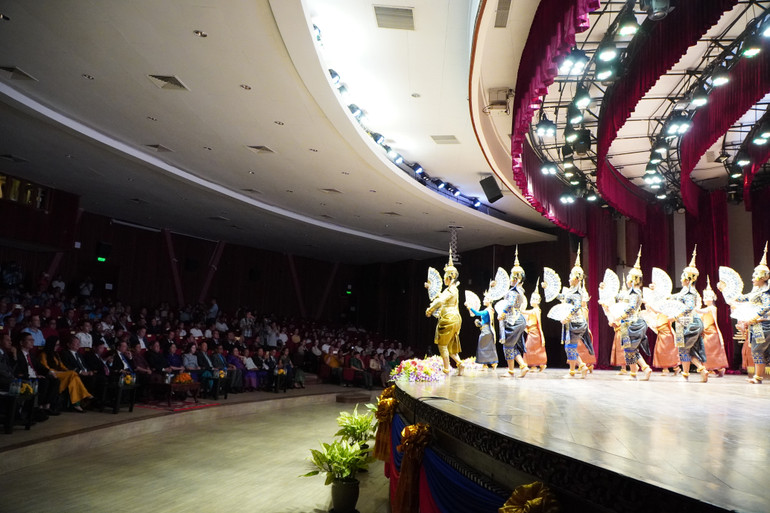 Khán giả được thưởng thức một đêm biểu diễn nghệ thuật đặc sắc của hai đất nước láng giềng gần gũi Việt Nam và Campuchia. (Ảnh: Nguyễn Hiệp)