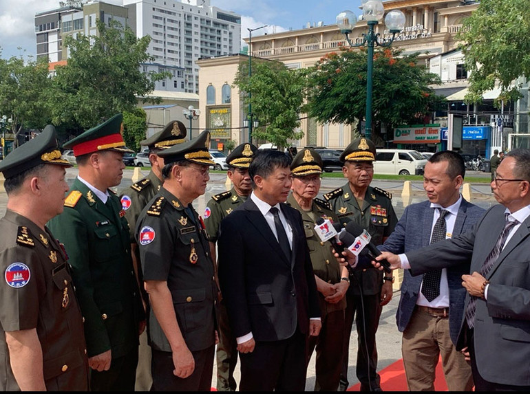 Đại sứ Nguyễn Huy Tăng và Đại tướng Yun Min, Quốc vụ khanh Bộ Quốc phòng Campuchia trả lời phỏng vấn báo chí. (Ảnh: NGUYỄN HIỆP)