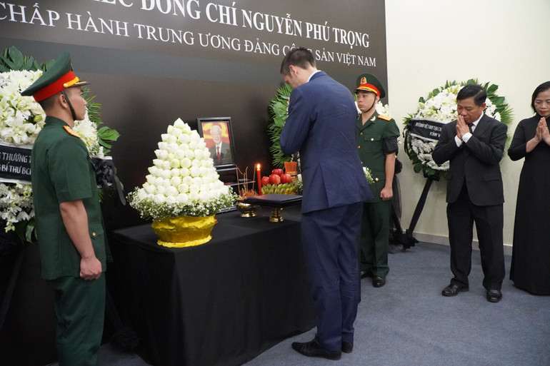Đại sứ Anh tại Campuchia Dominic Williams thắp hương viếng Tổng Bí thư Nguyễn Phú Trọng. (Ảnh: Nguyễn Hiệp)