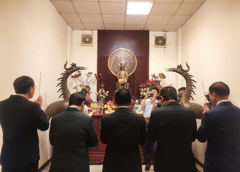 Đại sứ Nguyễn Huy Tăng cùng cán bộ, đảng viên dâng hương tưởng nhớ công lao to lớn của Chủ tịch Hồ Chí Minh vĩ đại. ẢNH: NGUYỄN HIỆP Đại sứ Nguyễn Huy Tăng cùng cán bộ, đảng viên dâng hương tưởng nhớ công lao to lớn của Chủ tịch Hồ Chí Minh vĩ đại. ẢNH: NGUYỄN HIỆP