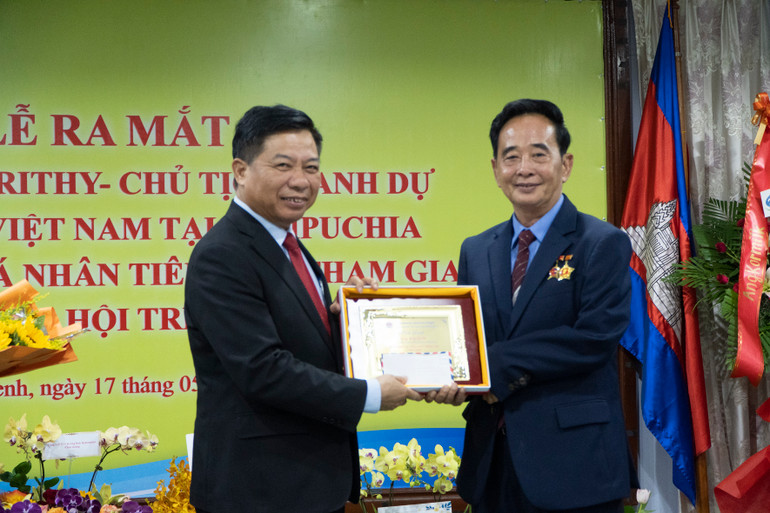 Đại sứ Nguyễn Huy Tăng (trái) trao bảng vinh danh và quà tặng Chủ tịch Hội Khmer-Việt Nam tại Campuchia Châu Văn Chi. (ẢNH: NGUYỄN HIỆP) Đại sứ Nguyễn Huy Tăng (trái) trao bảng vinh danh và quà tặng Chủ tịch Hội Khmer-Việt Nam tại Campuchia Châu Văn Chi. (ẢNH: NGUYỄN HIỆP)