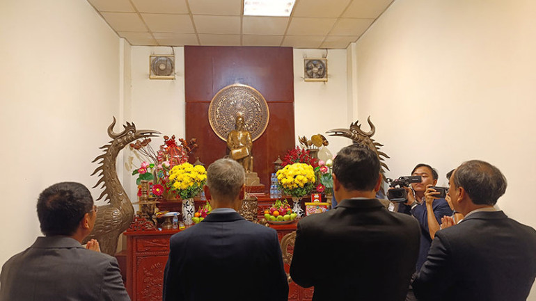 Các đại biểu dâng hương tưởng nhớ Chủ tịch Hồ Chí Minh tại lễ kỷ niệm 95 năm Ngày thành lập Đảng. (Ảnh: NGUYỄN HIỆP)