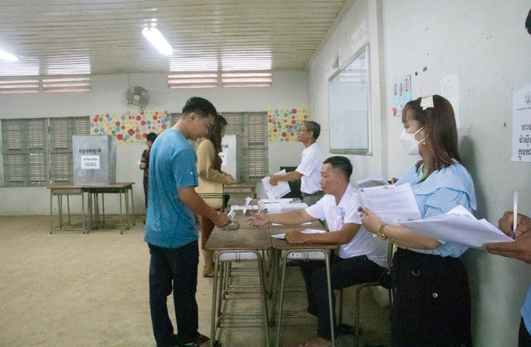 Cử tri được Ban tổ chức hướng dẫn tỉ mỉ thủ tục bầu cử.