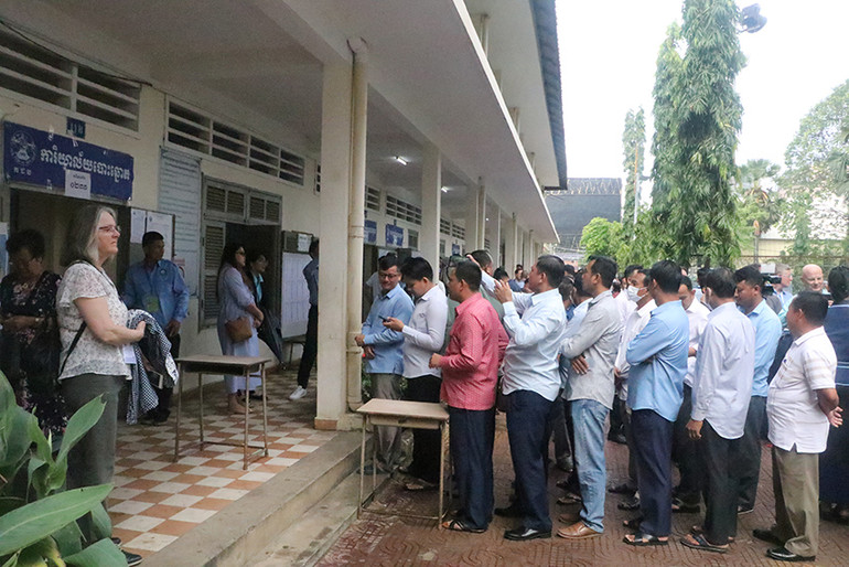 Cử tri đi bỏ phiếu tại một địa điểm ở trung tâm Thủ đô Phnom Penh. (Ảnh: NGUYỄN HIỆP)