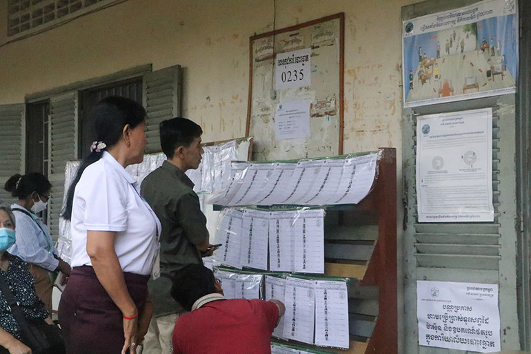 Cử tri kiểm tra lại tên mình trong danh sách bầu cử.