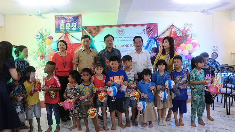 Đại sứ quán, Hội Khmer-Việt Nam và Ban giám hiệu Trường Tân Tiến tặng quà cho các em học sinh. (Ảnh: Huy Vũ)