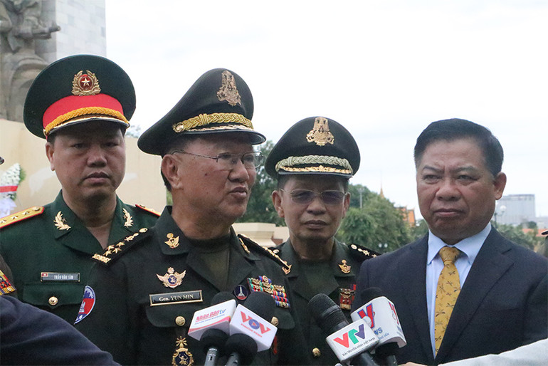 Quốc vụ khanh Bộ Quốc phòng Campuchia Yun Min và Đại sứ Nguyễn Huy Tăng phát biểu tại sự kiện. (Ảnh: NGUYỄN HIỆP)