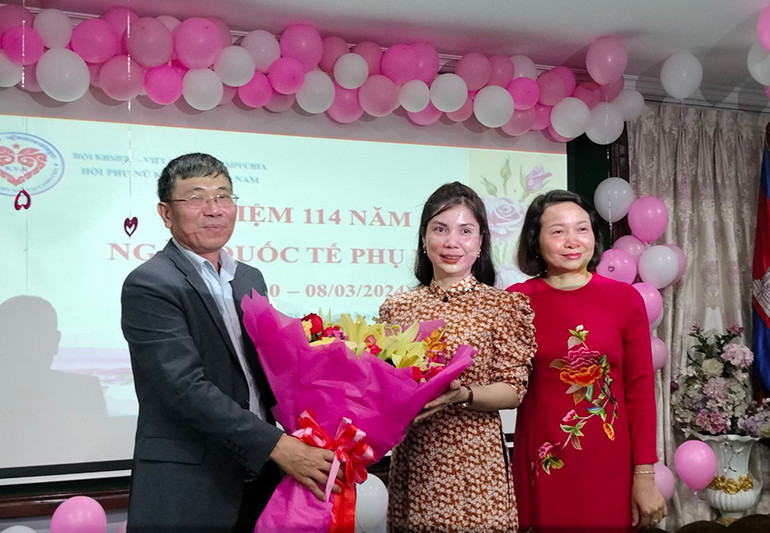 Tham tán Công sứ Đại sứ quán Việt Nam tại Campuchia Ngô Văn Tuất tặng hoa chúc mừng Hội Phụ nữ Khmer-Việt Nam (Ảnh: Sơn Xinh) Tham tán Công sứ Đại sứ quán Việt Nam tại Campuchia Ngô Văn Tuất tặng hoa chúc mừng Hội Phụ nữ Khmer-Việt Nam (Ảnh: Sơn Xinh)
