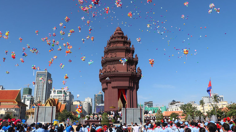 Đài Độc lập ở Phnom Penh được khởi công xây dựng năm 1958 và khánh thành vào ngày 9/11/1962 nhân kỷ niệm 9 năm Campuchia giành lại độc lập từ thực dân Pháp. (Ảnh: Huy Vũ)