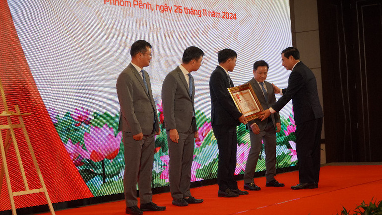 Đại tướng Phan Văn Giang trao Huân chương Lao động hạng Nhì của Nhà nước tặng tập thể cán bộ, nhân viên Metfone. (Ảnh: Nguyễn Hiệp)