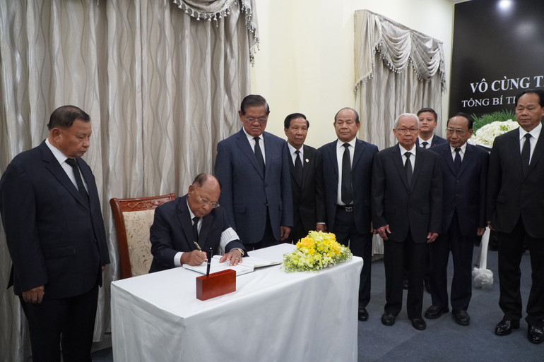 Lãnh đạo Đảng cầm quyền ghi sổ tang, đánh giá cao những di sản vô giá do Tổng Bí Thư Nguyễn Phú Trọng để lại (Ảnh: NGUYỄN HIỆP) Lãnh đạo Đảng cầm quyền ghi sổ tang, đánh giá cao những di sản vô giá do Tổng Bí Thư Nguyễn Phú Trọng để lại (Ảnh: NGUYỄN HIỆP)