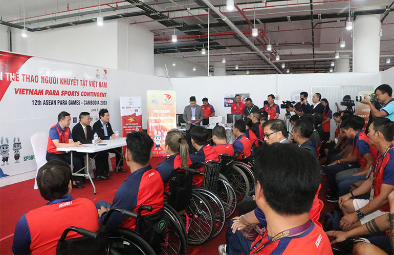 Các vận động viên luôn nhận được sự quan tâm của Đại sứ quán và cộng đồng người Việt tại Campuchia. (Ảnh: NGUYỄN HIỆP)