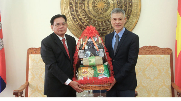 Đại sứ Lào tại Campuchia Buakeo Phumvongsay chúc Tết và tặng quà cán bộ nhân viên Đại sứ quán Việt Nam. (Ảnh: NGUYỄN HIỆP) Đại sứ Lào tại Campuchia Buakeo Phumvongsay chúc Tết và tặng quà cán bộ nhân viên Đại sứ quán Việt Nam. (Ảnh: NGUYỄN HIỆP)