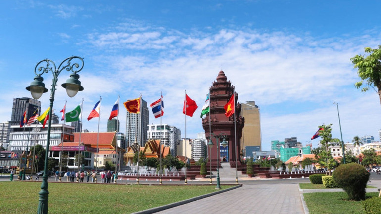 Quốc kỳ Việt Nam và các nước có đại diện tham dự những hội nghị quốc tế do Campuchia tổ chức trong những ngày sắp tới. (Ảnh: Nguyễn Hiệp)